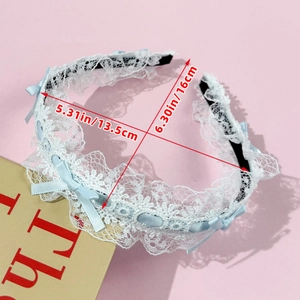 Serre-tête élégant en dentelle blanche avec nœud en soie bleu clair et accessoire doux
