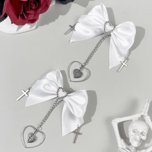 Weiße Satin-Schleifen-Haarspangen mit Herzanhängern und Kreuzen im Gothic-Lolita-Stil