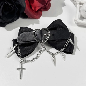 Choker gotico in raso nero con fibbia a cuore, catene a croce e ciondoli in stile punk