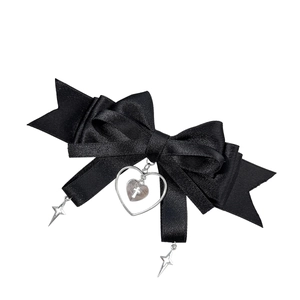Gothic zwarte satijnen strik haarclip met hart en ster hangers op een witte basis