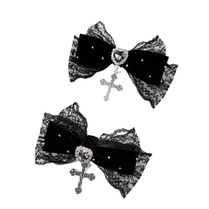 Barrettes à cheveux Gothic Lolita en dentelle noire avec cœurs et croix argentées
