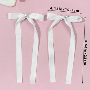 Vue détaillée des pinces à cheveux en satin blanc avec perles et dimensions indiquées
