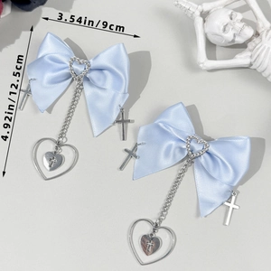 Detailansicht der hellblauen Satin Lolita Haarschleifen mit Herzanhängern und Ketten