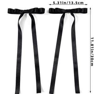 Größentabelle für zwei schwarze Satin-Schleifen mit 13,5 cm Breite und 30 cm Gesamtlänge