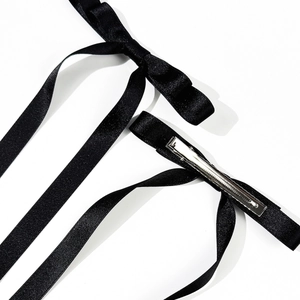 Eleganter schwarzer Satin-Schleifen-Haarclip mit langen Bändern und Metallclip für Damen