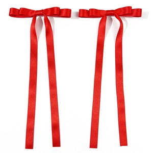 Set mit zwei roten Satin-Haarspangen im Ballett-Stil mit langen Bändern auf weißem Grund