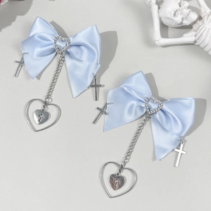 Gothic Lolita hellblaue Schleifen-Haarspangen mit Herzanhängern und Kreuz-Details