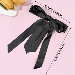 Elegante fermaglio per capelli a fiocco in raso nero con nastri su sfondo rosa