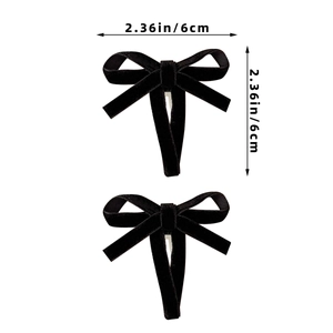 Detailansicht der 6 cm schwarzen Samt-Haarspangen mit präzisen Größenmessungen