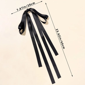 Dimensioni dettagliate del grande fiocco in raso nero, largo 20 cm e lungo ben 60 cm