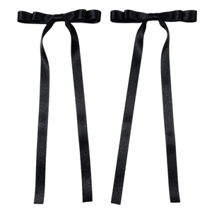 Paar elegante schwarze Satin-Haarschleifen mit langen Bändern im minimalistischen Stil