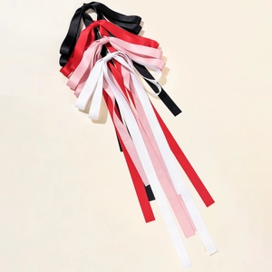 Eleganti fermagli per capelli in raso con lunghi nastri nei colori nero, rosso e rosa