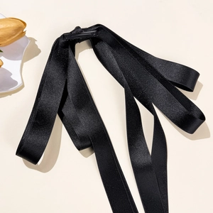 Elegante fermaglio per capelli con fiocco in raso nero e lunghi nastri fluenti da donna