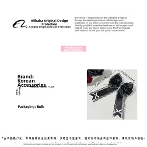 Détail de la pince à cheveux gothique en dentelle noire avec cœur et pendentif croix