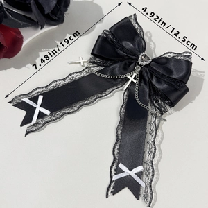 Détail du nœud gothique en dentelle avec gemme cœur et croix, mesurant 19 cm par 12,5 cm