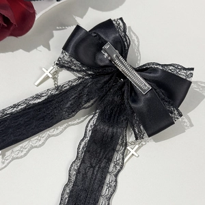 Barrette gothique avec nœud en dentelle noire, croix argentées et pince bec de canard