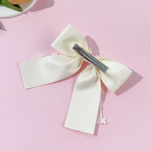 Pince à cheveux élégante en satin blanc crème avec dentelle cœur et barrette métallique