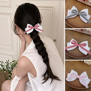 Barrettes à cheveux à nœud en dentelle à carreaux en rouge noir et rose sur mannequin