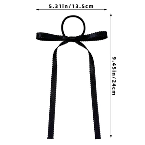 Détail du chouchou en satin noir avec bords festonnés et longs rubans mesurant 24 cm