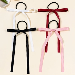 Lot de quatre chouchous nœuds en satin blanc, noir, bordeaux et rose aux bords ondulés