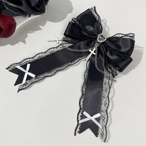 Barrette nœud gothique noir avec strass en cœur et détails de pendentif en croix argentée