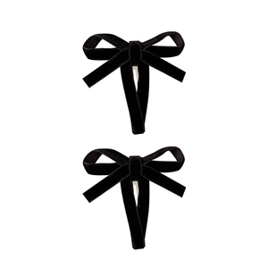 Set mit zwei einfarbigen schwarzen Samt-Haarspangen im minimalistischen Schleifen-Design