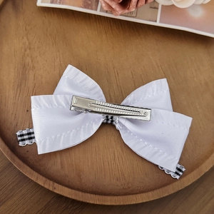Pince à cheveux élégante avec nœud en satin blanc et bordure en dentelle à carreaux