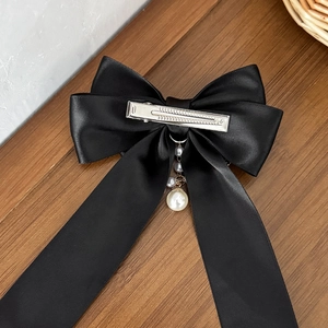Fermaglio per capelli a fiocco in raso nero con nappe di perle e clip a coccodrillo