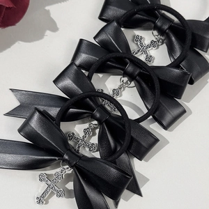 Lot de chouchous gothiques en cuir PU noir avec pendentifs croix sur fond gris