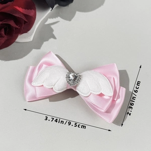 Roze satijnen haarstrik met witte vleugels, hartvormige strass en de afmetingen