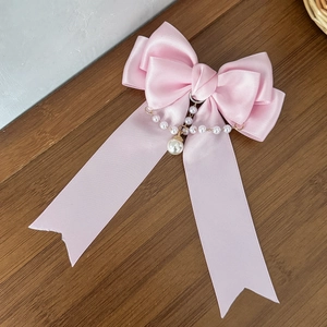 Elegante fermaglio per capelli in raso rosa con fiocco, nappe di perle e oro