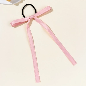 Chouchou ruban rose avec nœud et bordure en dentelle ondulée sur fond minimaliste