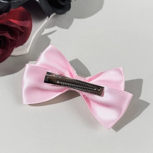 Roze satijnen strik haarspeldje voor meisjes met een metalen eendenbekclip in balletstijl