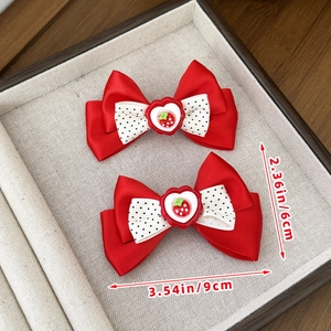 Detailansicht der roten Erdbeere-Haarschleifen mit Maßen 9cm x 6cm für Mädchen