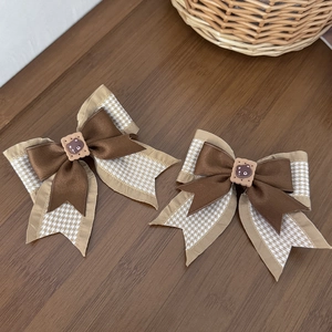 Lot de deux barrettes à nœud avec ours brun et motif pied-de-poule sur fond en bois vintage