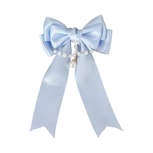 Elegante fermaglio per capelli in raso azzurro con fiocco, nappe di perle e catena dorata