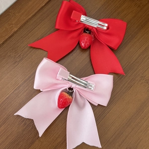 Barrettes à cheveux nœud rouge et rose avec fraises mignonnes sur fond de bois