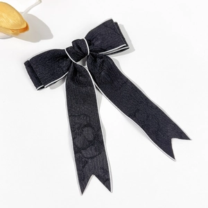 Détail du nœud papillon noir avec bordure blanche et texture élégante en tissu jacquard