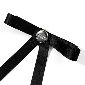 Vue détaillée de l'arrière d'un nœud papillon en satin noir avec épingle de sûreté en métal