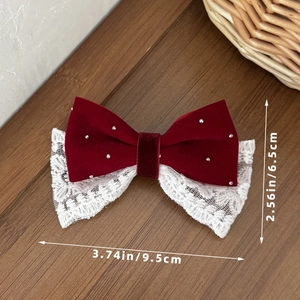 Detail einer Haarklammer aus rotem Samt und Spitze mit Strass, 9,5 cm Größentabelle