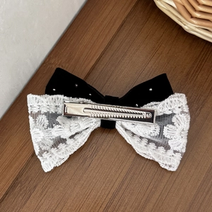 Vintage-Haarclip mit Samt- und Spitzen-Schleife, glitzernden Strasssteinen und silberner Klammer