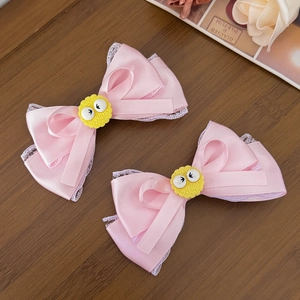 Haarspangen aus rosa Satin mit weißem Spitzenrand und niedlichem Cartoon-Mittelteil