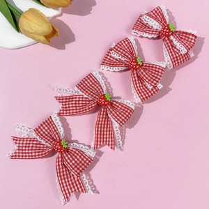 Set di quattro fermagli a fiocco rossi a quadretti con pizzo bianco e fragola in resina