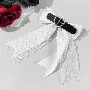 Detailansicht der Spitzen-Haarschleife mit schwarzem Lederband und silberner Herzschnalle