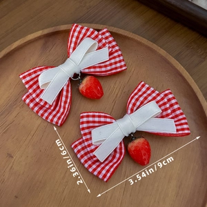 Detailansicht der rot-karierten Erdbeer-Haarspangen mit den Maßen 6 cm x 9 cm
