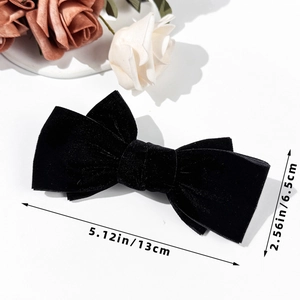 Dettaglio del fermaglio per capelli a fiocco in velluto nero, misura 13 cm x 6,5 cm