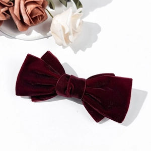 Elegante fermaglio per capelli in velluto rosso vino con fiocco su sfondo bianco con rose
