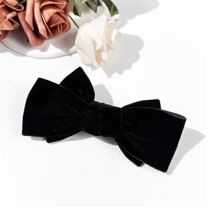Dettaglio di un fiocco per capelli multistrato in velluto nero con trama e finitura elegante