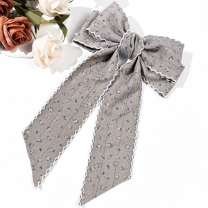 Eleganter Blumen-Haarclip mit Schleife, langen Bändern und weißer Spitze in Staubblau