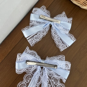 Paar lichtblauwe Lolita haarstrikken met witte kant en metalen eendenbekclips